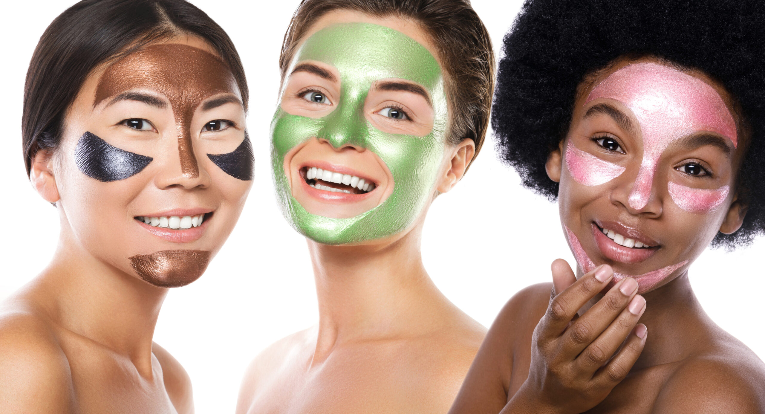 Schöne multiethnische Mädchen mit bunten Peel-off-Masken auf ihren Gesichtern posieren auf weißem Hintergrund